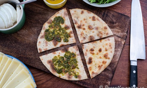 Jag tycker det blev gott att grunda med lite pesto eller olivolja innan resten av påläggen. 