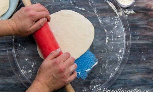 Kavla ut till ett runt tunnbröd ca 15 cm diameter med 4 mm tjocklek.