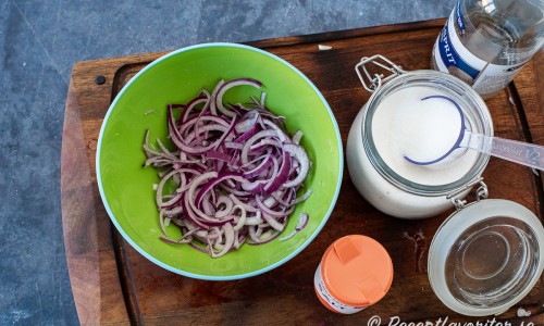 En snabb variant av picklad lök kan du göra genom att blanda löken med salt i en skål. Låt stå 5 minuter. 