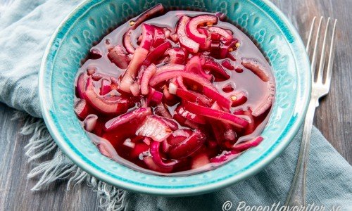 Picklad rödlök med vinäger i skål
