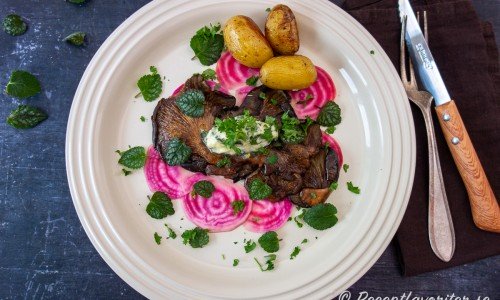 Picklade polkabetor serverade under presstekt svamp. 