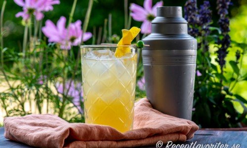 Pineapple Cooler är en drink med ananasjuice, vitt vin och citron. 