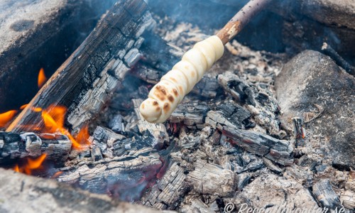 Grilla degen lindad runt en grillpinne så får du ihåliga pinnbröd. 