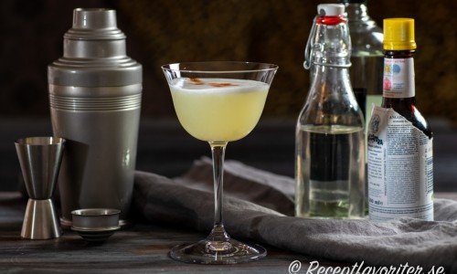Pisco Sour serverad i sour-drinkglas från Riedel. 