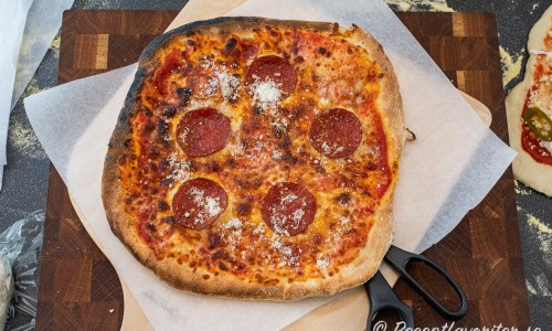 Samma pizza med pepperoni bakad i pizzaugn på hög värme 400 grader. Jämför föregående bild på pizza bakad i vanlig ugn. Pizzan i pizzaugnen fluffar upp, pizzan får fin färg och pepperoni salamin blir knaprig i kanterna. 