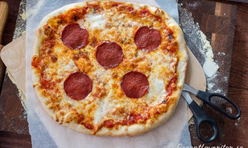En pizza med pepperoni gräddad i vanlig ugn på max värme 250 grader och pizzasten. Den blev god men pizza i pizzaugn blir bättre. 