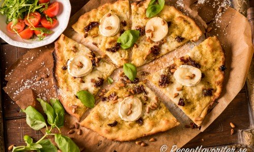 Pizza Bianco med chèvre och sallad. 