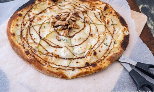 Pizza Bianco - en vit pizza med chèvre, päron, honung, rosmarin, valnötter och crema di balsamico
