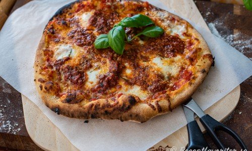 Pizza Bolognese med köttfärssås, mozzarella, färsk rosmarin och basilika samt parmesan.  