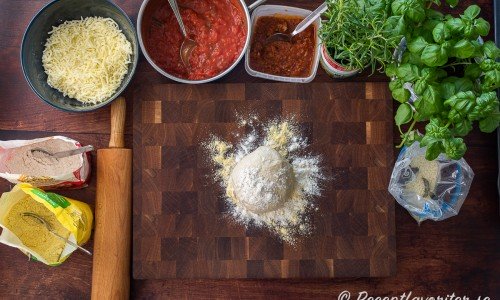 Förbered deg, riven mozzarella, tomat- pizzasås, köttfärssås, färsk rosmarin, basilika samt riven parmesan. 