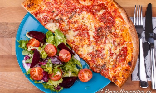 En variant på pizza Bolognese med köttfärssås och lök bakad i vanlig ugn serverad med sallad till. 