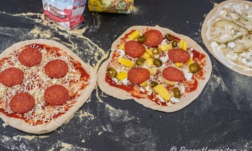 Förbered gärna pizzorna innan du börjar baka speciellt om du bakar i en vedeldad pizzaugn så blir det lättare att sköta pizzaugnen och hastigt baka av och passa dem. 