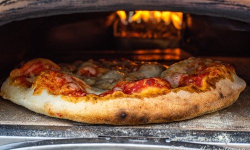 Baka gärna pizzan i en pizzaugn - hemligheten att få god pizza är att ha hög värme - upp mot 400 grader. 