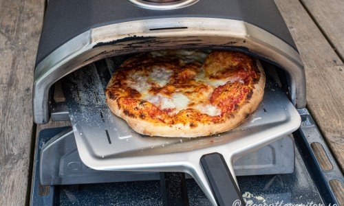 Pizza bakt i pizzaugn på hög värme fluffar upp i degen. Passa den och rotera runt den så den bakas jämnt runt om. 