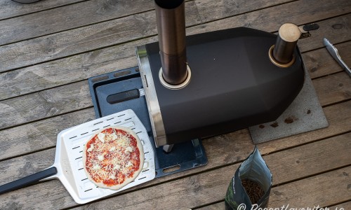 En vedeldad pizzaugn för hemmabruk får upp värmen till 400 grader och ger vedeldad smak åt pizzan. Pizza kan även bakas i vanlig ugn på max värme och grill med pizzasten eller pizzastål. 
