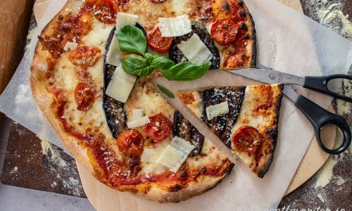 Pizza med tomatsås, mozzarella, grillad aubergine, rostade tomater, pecorino, parmesan och färsk basilika. 