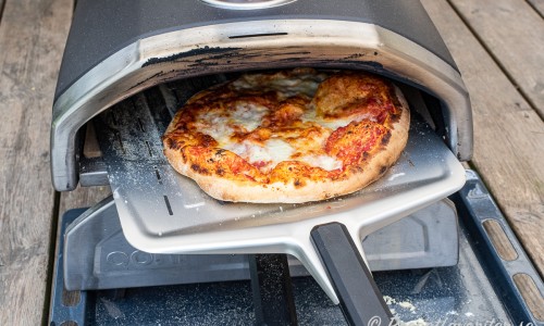 Pizza bakt i pizzaugn på hög värme fluffar upp i degen. Passa den och rotera runt den så den bakas jämnt runt om. 