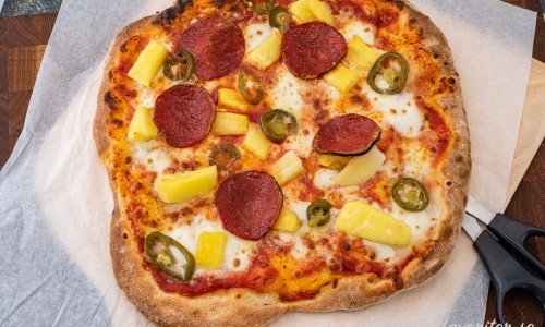 Pizza med pepperoni salami, färsk ananas och het jalapeno. 