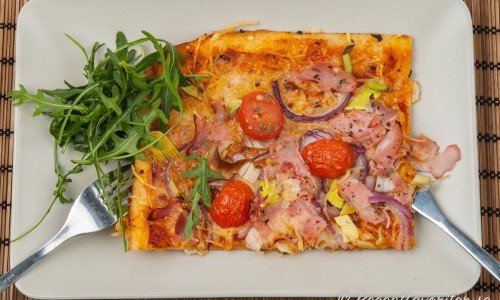 En slize pizza med skinka bakad i långpanna
