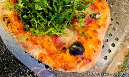 Recept med salami som pizza med tryffelsalami ovan
