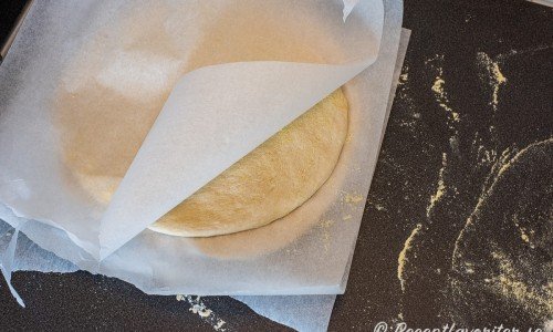 Du kan förbereda och baka ut pizzadegen till bottnar och ha någon halvtimme mellan bakplåtspapper. Då går det snabbar sedan att baka flera pizzor på raken och toppa med pålägg och baka ut. 