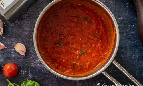 Enkel och god tomatsås eller pizzasås. Du kan laga såsen med burktomater eller med färska tomater.