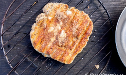 Du kan servera plattbröden som du vill - gott är en klick smör, kanel och socker. Sylt eller honung är andra förslag. 