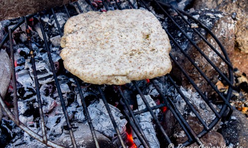 Degen knådas ut till platta bröd likt tekakor och grillas på galler. Smidigt är att ha ett galler du kan flytta runt och justera så bröden ej bränns. 
