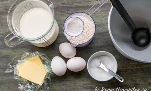 Ingredienser till plättarna: smör, mjölk, ägg, vetemjöl och salt. 