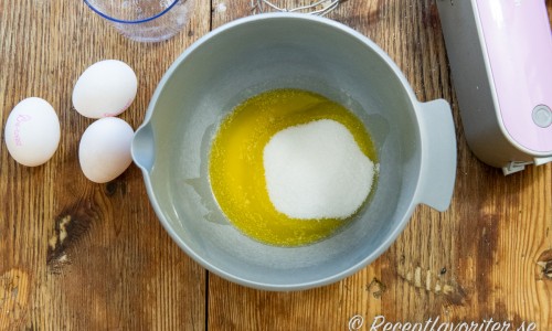 Smält smör som fått svalna något vispas med socker och så tillsätts ett ägg i taget. 