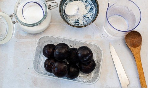 Till krämen behöver du plommon, socker, potatismjöl och vatten. 