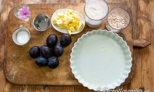 Ingredienser till plommonpajen: socker, plommon, smör, vetemjöl och havregryn. 