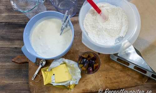 Ägg och socker vispas i fem minuter. Mjöl blandas med bakpulver. Smöret ska vara kallt. 