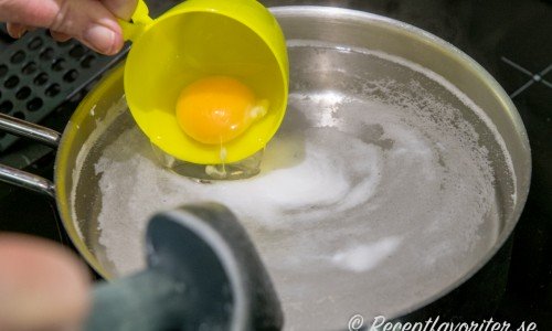 Häll försiktig i äggen med ett dl mått eller kopp. 