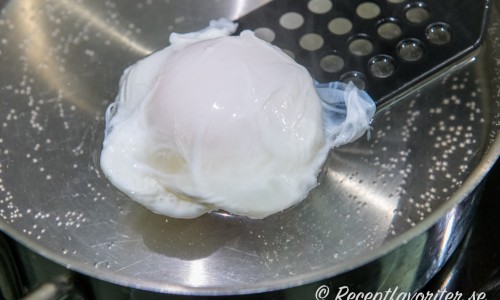 Ägget är pocherat och äggulan ligger i en ficka - poche på franska - av fast äggvita. 