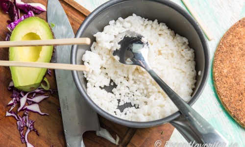 Kokt sushiris som svalnat är gott i Pokebowl men man kan byta mot ex. quinoa, svart ris, råris eller bulgur.