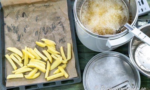 Den förfriterade pommesen friteras lite i taget på 180°C i fritös tills den får färg och blir frasig - ca 2-3 minuter. 