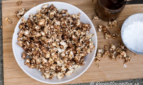 Popcorn med choklad. Blanda popcornen med smält choklad av valfri sort