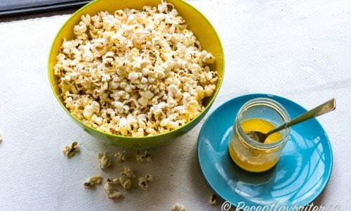 Poppa dina egna popcorn - skippa smaksförstärkta mikropopcorn och använd riktigt smör