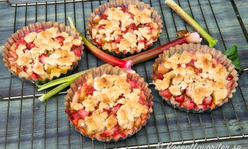 Minismulpajer, småpajer eller portionspajer med bär (här med söta jordgubbar) och syrlig rabarber. 