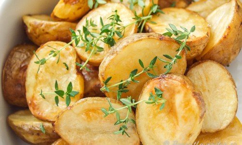 Ugnsrostad potatis garnerad med färsk timjan. 