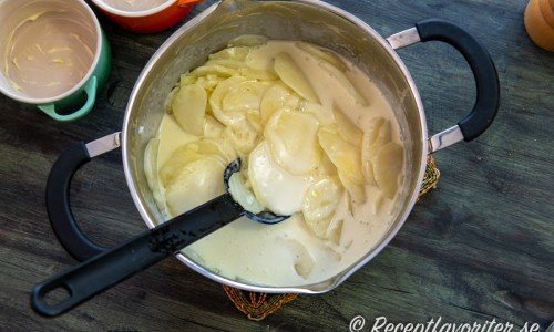 Koka potatisen med mjölk, grädde, salt och vitpeppar i 5 minuter. 