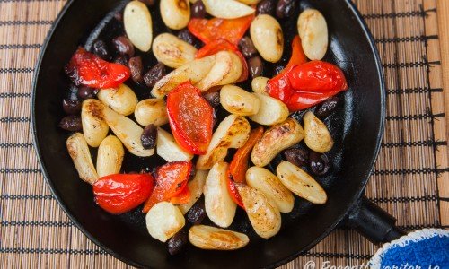 Rostad delikatesspotatis med paprika och oliver