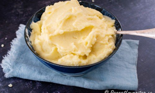 Laga ett gott klassiskt potatismos med kokt potatis, smör och mjölk.  