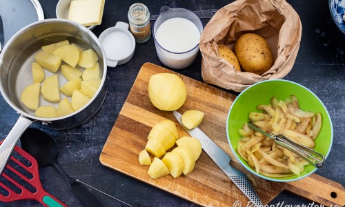 Skala potatisen, skär i halvor och sedan i bitar. Lägg i en kastrull med vatten samt koka mjuk i ca 15 minuter.  