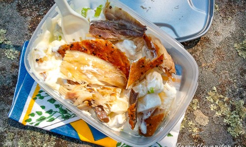 Potatissalladen är god till picknick och utflykt - toppa med varmrökt fisk som makrill för en lättlagad rätt att ta med ut. 