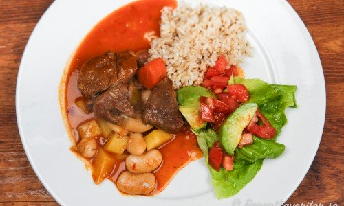 Servera lammgrytan förslagsvis med råris och en sallad med babyspenat, tomat och avokado. 