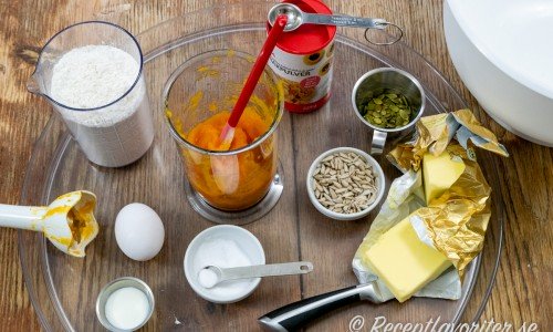 Ingredienser till pumpascones: vetemjöl, ägg, mjölk, salt, kokt mosad pumpa, bakpulver, pumpafrön, solrosfrön och smör.  