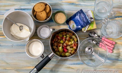 Ingredienser till rabarberdesserten: färskost, grädde, florsocker och vaniljsocker. Kakor, rörsocker, rabarber och kardemumma samt gelatinblad (ej med på bilden).
