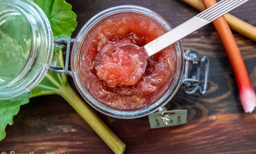 Smaksätt rabarbermarmeladen med Cointreau apelsinlikör. 